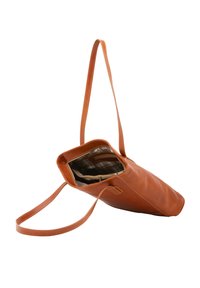 Borsa a tracolla in pelle marrone con una lunga cintura regolabile, dotata di apertura con zip e fodera interna a quadri. Forma elegante ed allungata.
