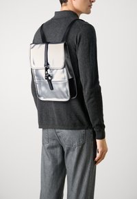 Rains BACKPACK MICRO UNISEX - Hátizsák - mirror