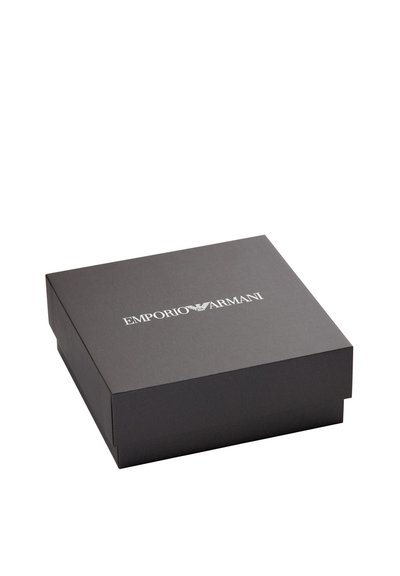 Schwarze Geschenkbox aus Karton mit glatter Oberfläche und einem weißen Logo mit der Aufschrift "EMPORIO ARMANI" zentriert auf dem Deckel. Quadratförmig, ohne weitere Details.