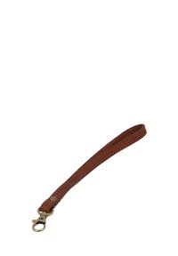 Brun läderarmband med en slät yta, som har sömnadsdetaljer och en metallklämma för att fästa föremål.