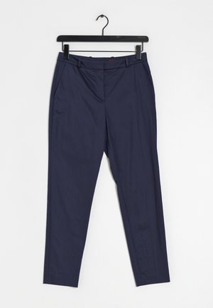 Pantaloni blu navy con vestibilità dritta, dotati di tasche laterali, frontale liscio e texture morbida, appesi a una gruccia nera.