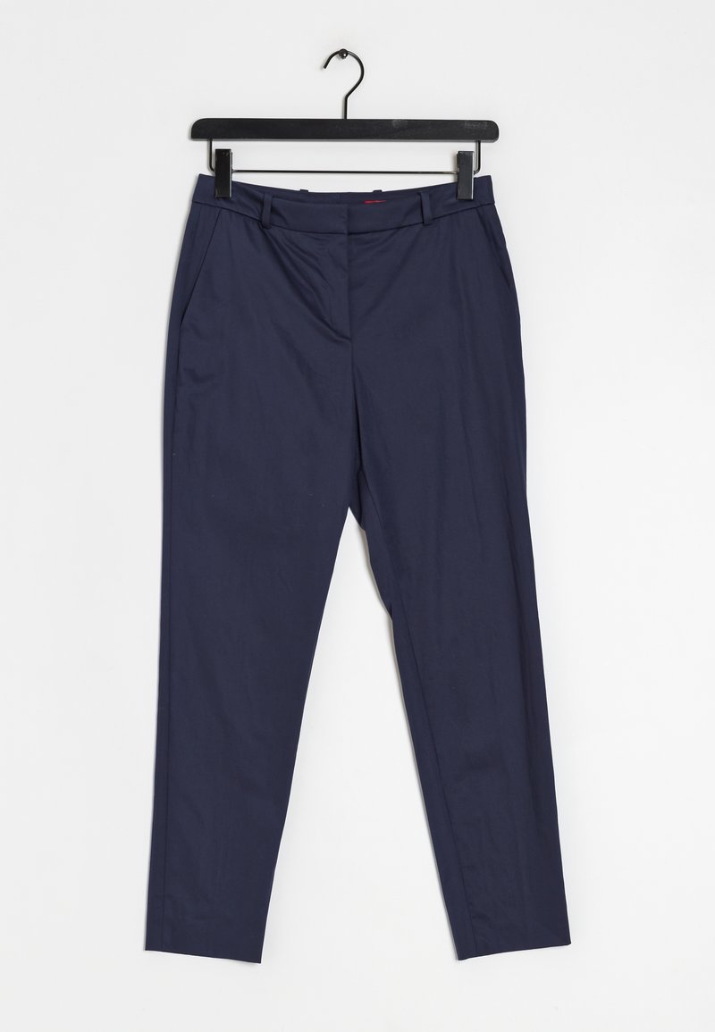 Marineblaue Hose mit geradem Schnitt, ausgestattet mit Seitentaschen, flacher Vorderseite und glatter Textur, hängt an einem schwarzen Kleiderbügel.