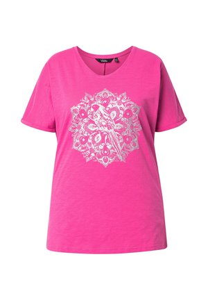 Heldere roze T-shirt met korte mouwen en een ingewikkeld zilveren mandala-ontwerp met een centrale vogel op de borst.