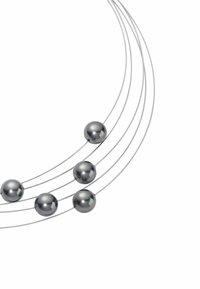 Naszyjnik wielorzędowy z pięcioma błyszczącymi szarymi koralikami na cienkich srebrnych drucikach, tworzący zakrzywiony wzór o gładkich teksturach.