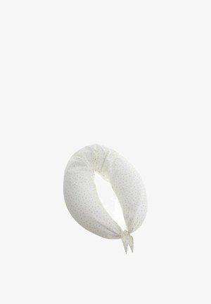 Cojín de lactancia blanco en forma de media luna con un pequeño patrón de estrellas grises y extremos atados sobre un fondo blanco.