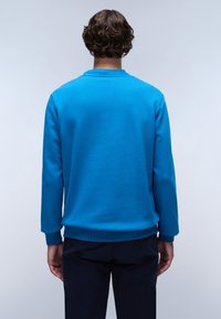 Felpa blu con maniche lunghe, scollatura rotonda e polsini a costine. Tessuto liscio e uniforme; nessun motivo o logo visibili.