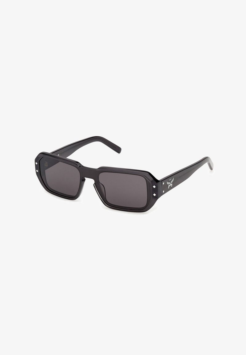 Lunettes de soleil rectangulaires noires avec des montures épaisses et des verres foncés, avec de petits détails en forme de diamant près des coins et un logo sur les branches.