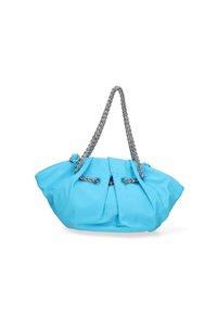 Borsa a mano azzurro chiaro con design plissettato, dotata di tracolla in catena argentata. Realizzata in materiale liscio con una leggera lucentezza.