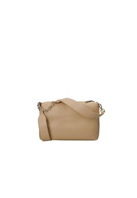 Borsa a tracolla in pelle beige con una texture liscia, chiusura con zip e una tracolla rimovibile con un accentuazione a catena.