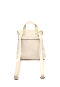 Beige odinė kuprinė su lygiu paviršiumi. Yra viršutinė rankena ir reguliuojami dirželiai, su užtrauktuku priekinėje kišenėje. Minimalistinis dizainas.