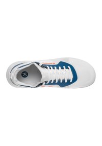 Scarpa sportiva bianca con accenti blu, caratterizzata da una parte superiore in mesh, lacci piatti e dettagli con logo. Punta arrotondata e suola testurizzata per una migliore aderenza.