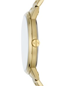 Montre en métal doré avec un boîtier rond, un verre plat et un bouton poussoir embossé du logo. Présente un design de bracelet à maillons avec des bords lisses.