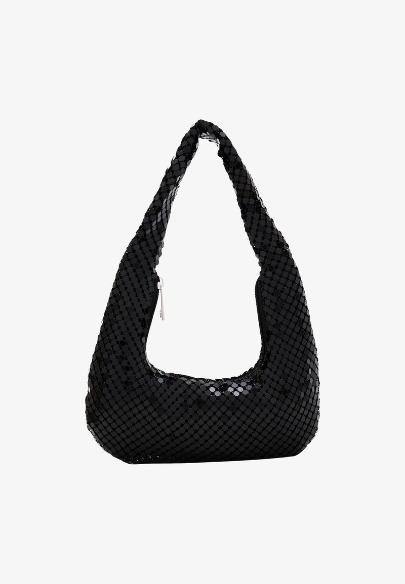 Svart paljettaxelväska med en böjd hobo-design. Har en dragkedjestängning och en texturerad yta med reflekterande, små cirkulära paljetter.