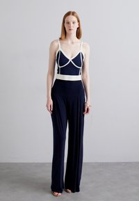 Norma Kamali HIGH WAIST PLEAT PANT - Pantalon classique - true navy