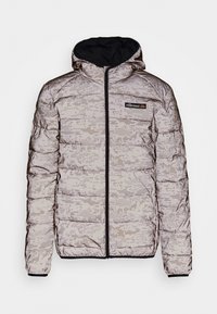 Lys grå digital camouflage pufferjakke med hætte, fuld frontlynlås og sort ellesse logo-patch på venstre bryst.