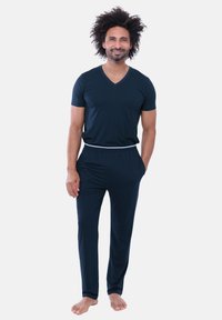 Navy loungesæt med kortærmet V-hals T-shirt og bukser med snøre i taljen med kontrastfarvet linning; glat stof, afslappet pasform.