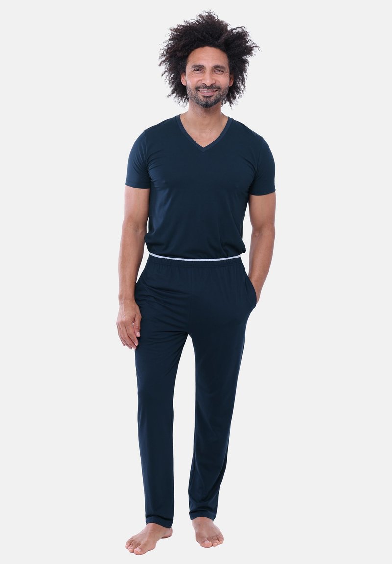 Navy loungesæt med kortærmet V-hals T-shirt og bukser med snøre i taljen med kontrastfarvet linning; glat stof, afslappet pasform.