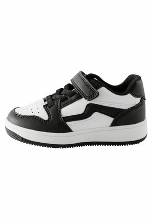 Schwarz-weißer Sneaker mit Obermaterial aus Leder, Schnürung und Klettverschluss, runder Zehenpartie und strukturierter Gummisohle mit Profilmuster.