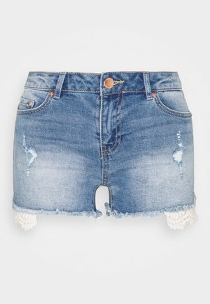 Short en denim bleu avec des ourlets effilochés, de petits détails usés et une bordure en dentelle blanche qui dépasse sous les jambes.