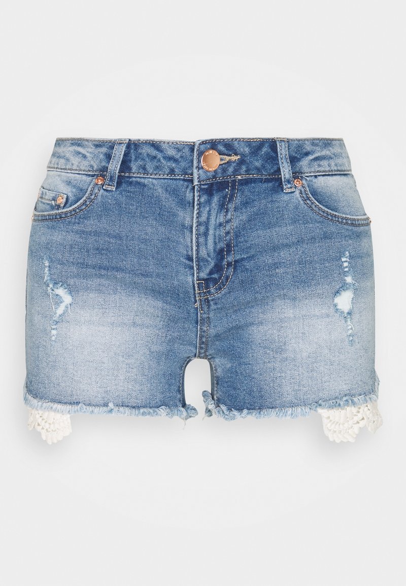 Short en denim bleu avec des ourlets effilochés, de petits détails usés et une bordure en dentelle blanche qui dépasse sous les jambes.