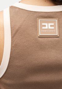 Καφέ πλεκτό αμάνικο τοπ με λευκή ριμπ λαιμόκοψη και ορθογώνιο σημείο επωνυμίας με το κείμενο «ELISABETTA FRANCHI» και λογότυπο.