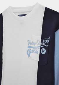 Värviline sviiter, millel on tumelbluust, valgest ja helesinisest paneelist koosnevad osad. Sviiter sisaldab rinnaosa taskut, millel on "Vintage Denim" graafika ja tekstuuriga kangas.