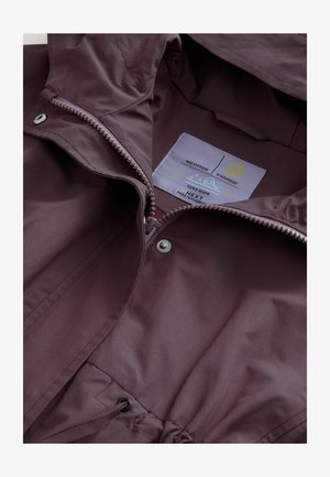 Bordo ūdensnecaurlaidīga jaka ar kapuci, ar priekšējo rāvējslēdzēju, līmētām šuvēm, jostu ar auklu jostasvietā un instrukciju apģērba iekšpusē.