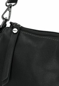 Schwarze Leder-Schultertasche mit strukturierten Oberflächen, Reißverschluss und Metallbeschlägen mit einem kleinen Logo-Detail. Verstellbarer Tragegurt enthalten.