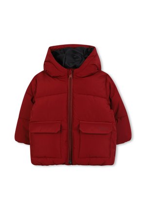Doudoune rouge avec capuche, deux poches avant et fermeture éclair intégrale. Présente une texture lisse et brillante ainsi qu'un design matelassé compact.