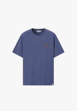 Blauw T-shirt met korte mouwen en ronde hals, met een kleine geborduurde vis en rode tekst op de linkerborst en een stoffen label aan de onderzoom.