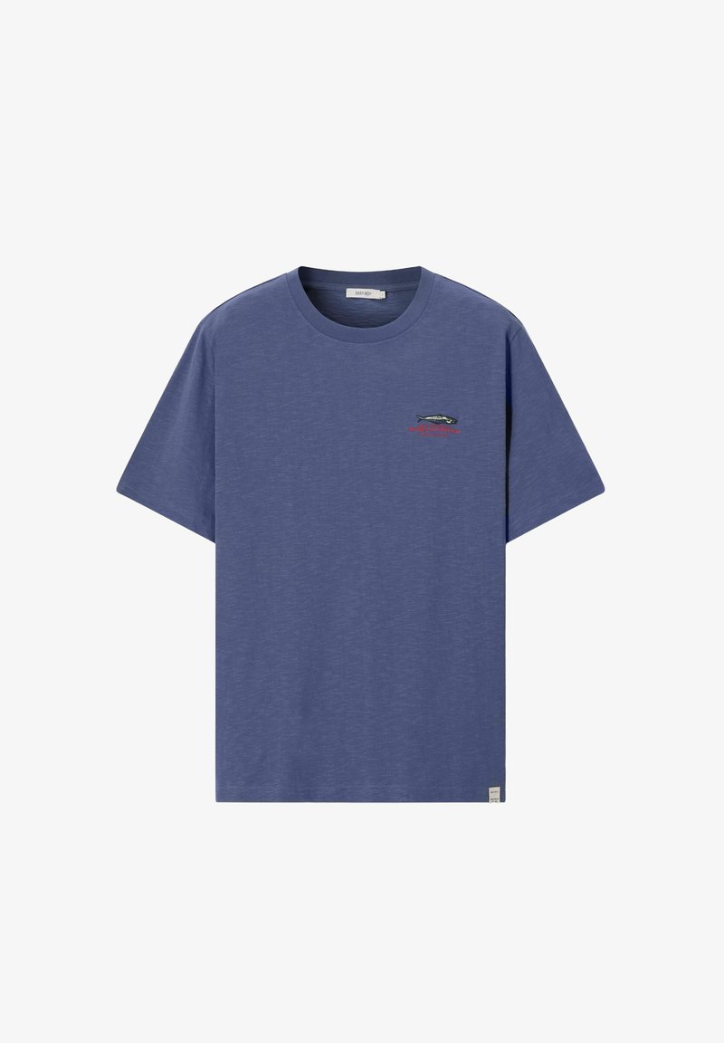 T-shirt bleu à manches courtes et col rond, avec un petit poisson brodé et un texte rouge sur la poitrine gauche, ainsi qu'une étiquette en tissu sur l'ourlet inférieur.