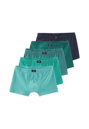 Fünf Paar Herrenboxershorts in verschiedenen Blau- und Grüntönen, gestapelt mit elastischen Taillenbündchen, die ein kleines schwarzes Etikett mit der Aufschrift HLS zeigen.