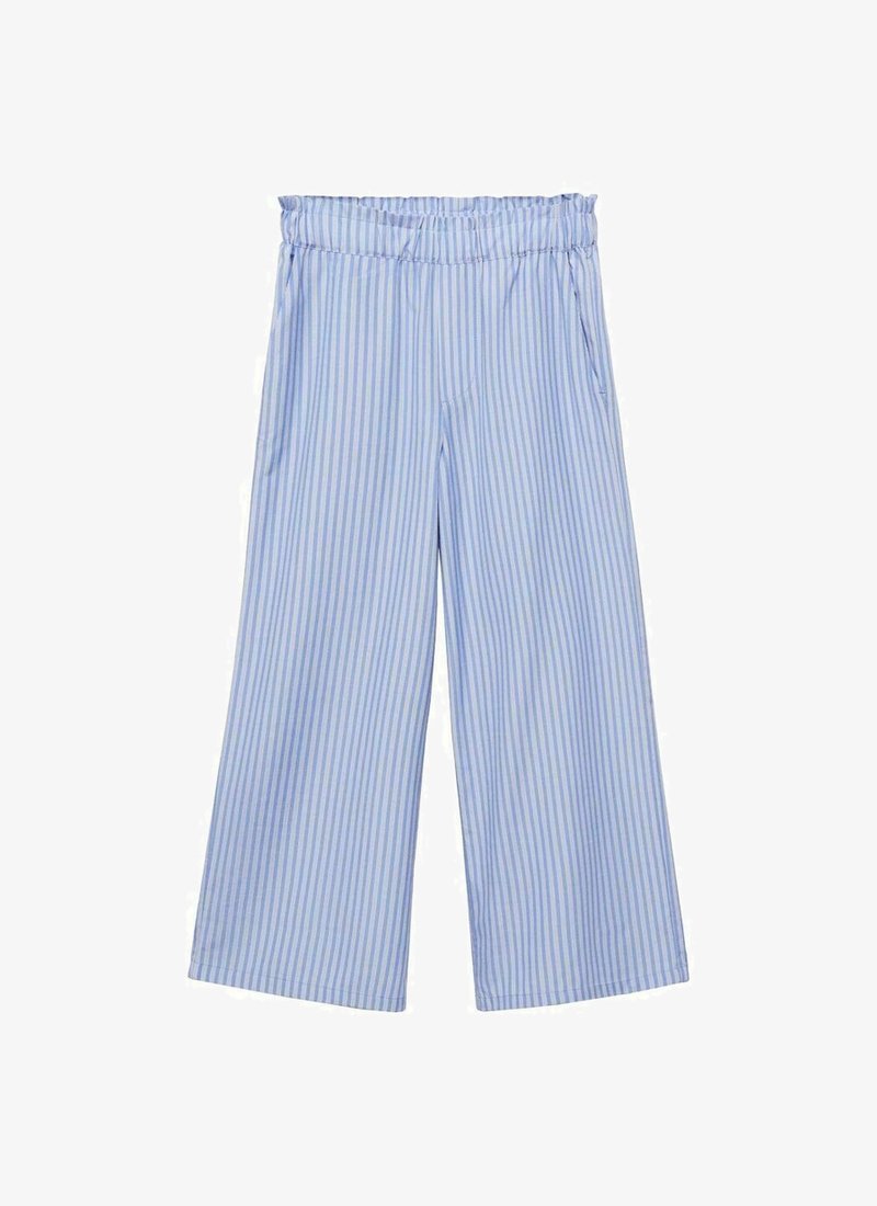 Ljusblå vidbyxor med vita vertikala ränder. Har ett elastiskt midjeband och sidfickor. Slät tygtextur.