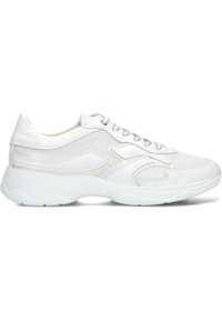 Witte sportschoenen van mesh en synthetische materialen, met een gestructureerde bovenkant, minimalistisch ontwerp en een gewatteerde, golvende zool.