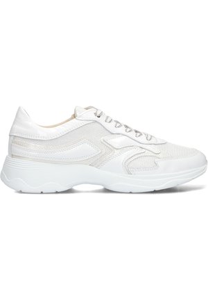 Baskets athlétiques blanches en mesh et matériaux synthétiques, avec un dessus texturé, un design minimaliste et une semelle ondulée et rembourrée.