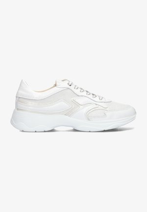 Weiße Sportschuhe aus Mesh- und Synthetikmaterialien, mit einer strukturierten Oberfläche, minimalistischen Design und einer gepolsterten, gewellten Sohle.