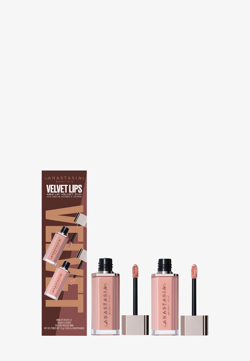 Anastasia Velvet Lips Mini Lip Duo bevat twee frosted, perzikkleurige tubes met platte applicators, verpakt in een rechthoekige doos met bruine accenten.