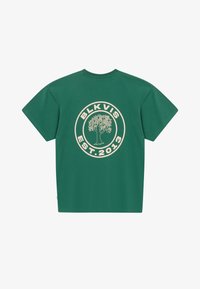 Πράσινο κοντομάνικο μπλουζάκι με κυκλικό λογότυπο στην πλάτη που απεικονίζει ένα δέντρο και το κείμενο "BLKVIS EST. 2013" σε μπεζ χρώμα.