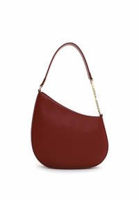 Rode leren schoudertas met een gebogen vorm, gestructureerde textuur en een gouden accent op de strap. Heeft een minimalistisch ontwerp.