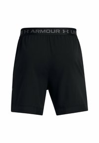 Juodi sportiniai šortai su glotni tekstūra, elastingu liemeniu, ant kurio matyti „ARMOUR“ prekės ženklas, ir laisvu siluetu. Kišenės nematomos.