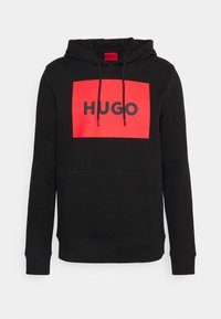 Felpa nera con cappuccio e grafica rettangolare rossa che presenta "HUGO" in bold nero. Cappuccio con lacci, tasca frontale e polsini a costine.