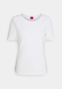 T-shirt bianco a maniche corte realizzato in tessuto liscio. Presenta un colletto rotondo con una etichetta rossa a contrasto all'interno. Design semplice, senza fantasie.