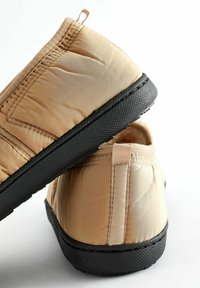 Next WATER REPELLENT QUILTED - Domácí obuv - camel