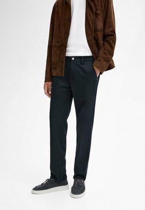 Donkere marineblauwe broek gemaakt van een gladde stof, met een recht model, voorzakken en een enkele knoopsluiting.