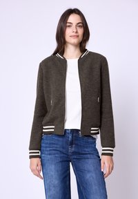 Olivgrüne Bomberjacke mit weißen gestreiften Rippbündchen und Saum, zwei seitlichen Taschen, Reißverschluss vorne und einer sanften, strukturierten Oberfläche.
