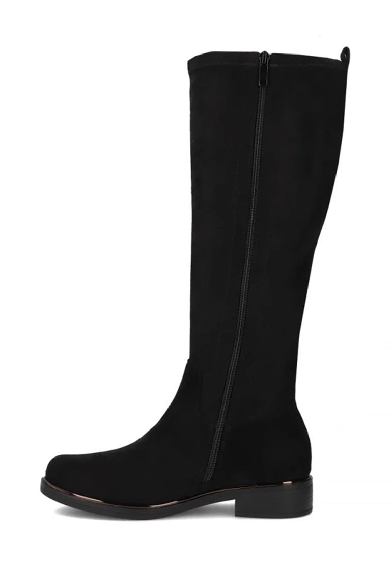 Czarne zamszowe buty do kolan o gładkiej fakturze, z bocznym zamkiem, okrągłym noskiem i skromnym obcasem, charakteryzujące się eleganckim, smukłym designem.