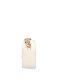 Borsa in finta pelle crema con tracolla a catena dorata, forma rettangolare, texture liscia e chiusura con zip. Caratterizzata da un design minimalista e cuciture ordinate.