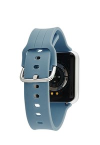 Montre intelligente avec un cadran rectangulaire, un écran noir et un bracelet en caoutchouc bleu pâle comportant des trous. Boucle en métal argenté attachée au bracelet.
