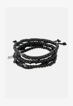 Sort perlearmbåndssæt med forskellige perleformer, herunder firkantede og runde; har en snoet tekstur og justerbar lukning med metal accenter.