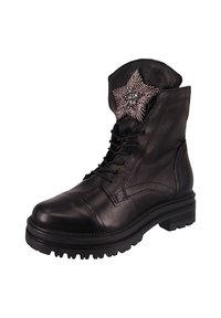 Botín de cuero negro hasta el tobillo con una superficie texturizada, diseño de cordones, suela resistente y detalle de estrella embellecido en el puño.